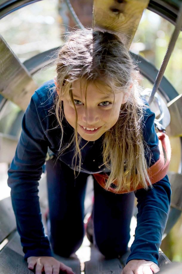 Mädchen im Klettertunnel